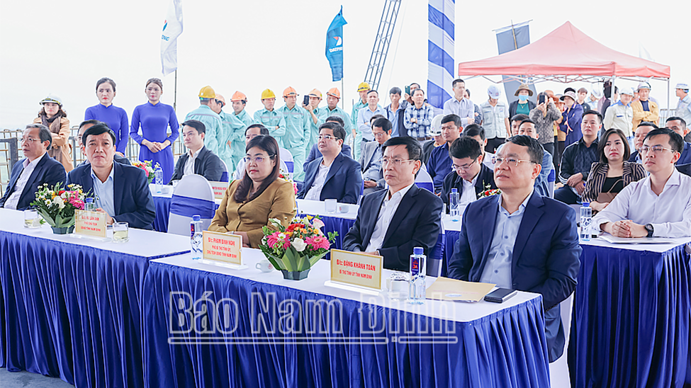 Hợp long cầu vượt sông Đáy nối tỉnh Ninh Bình và tỉnh Nam Định thuộc tuyến đường bộ cao tốc Ninh Bình - Nam Định - Thái Bình - Hải Phòng