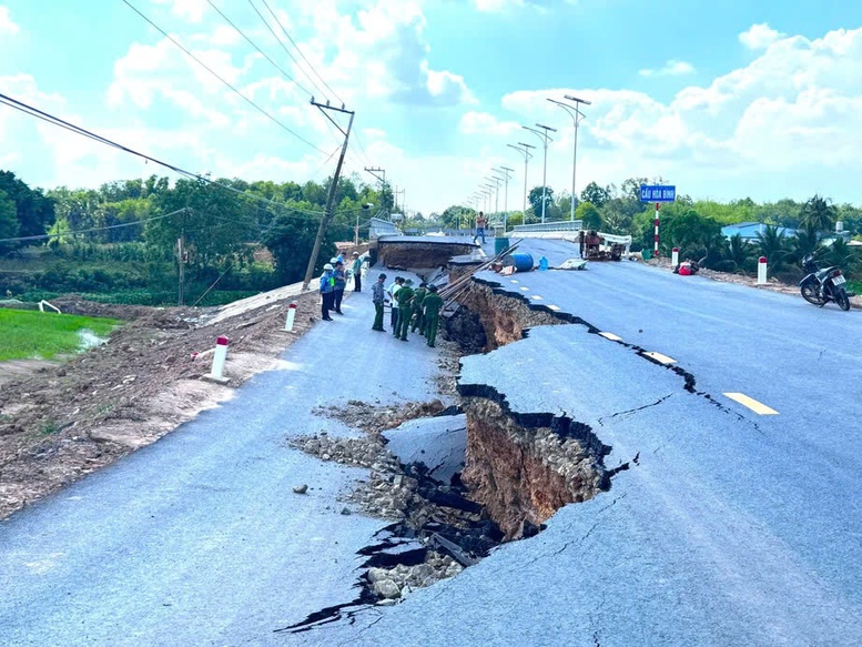 Bộ Xây dựng chỉ đạo về sự cố sụt lún đường dẫn cầu Hòa Bình