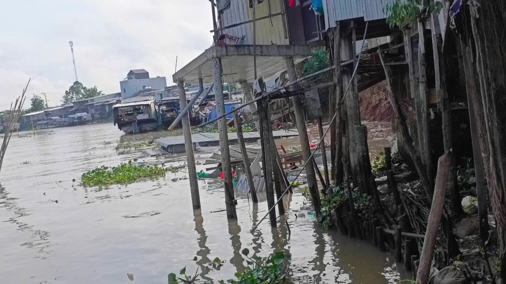 An Giang: Sạt lở bờ sông gây thiệt hại 2 tỷ đồng và đe dọa nhiều hộ dân