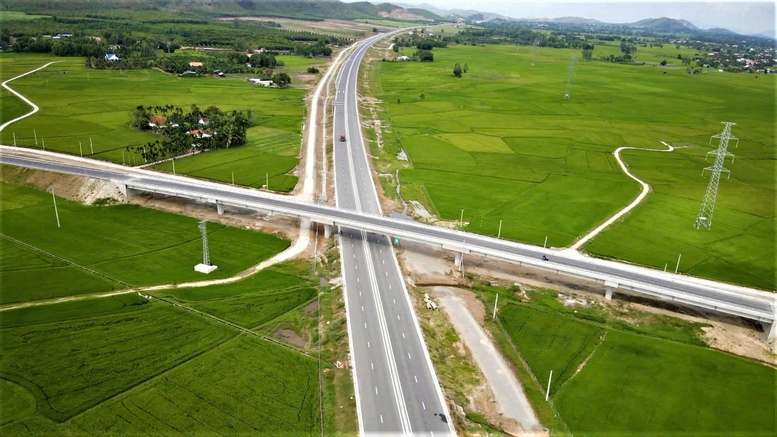 Hạ tầng 2025: 'Đường thông, Hợp tác thông, Kinh tế thông'?