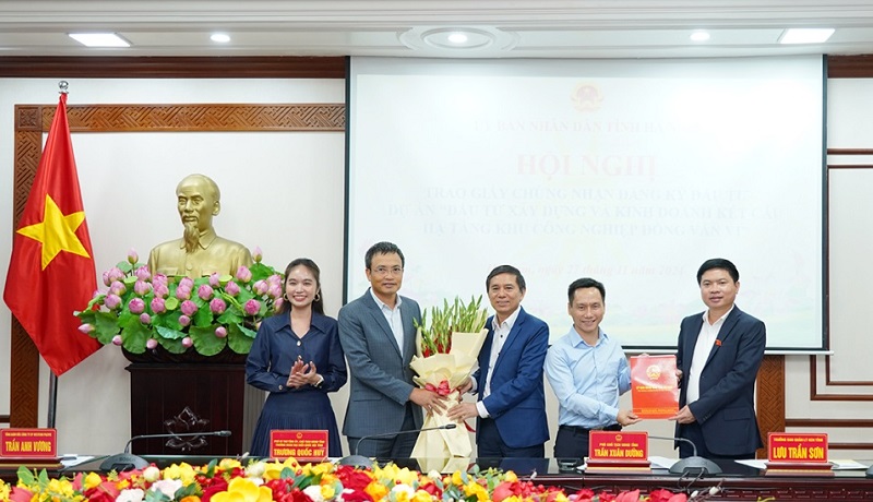 Tỉnh nằm ở cửa ngõ phía Nam Hà Nội trao giấy chứng nhận đầu tư dự án khu công nghiệp 3.000 tỷ đồng